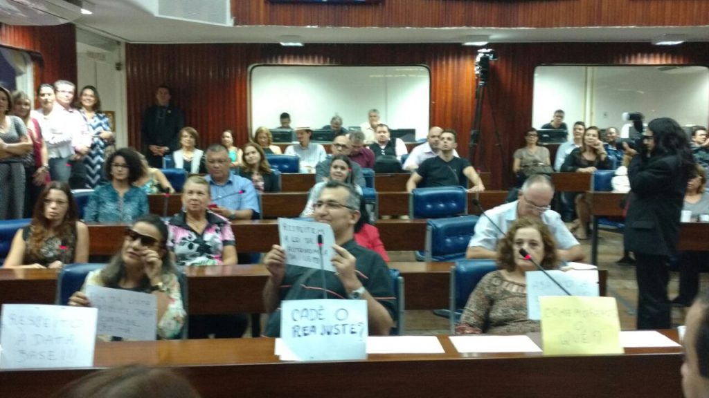 Assembleia comemora 50 anos da UEPB e docentes protestam contra ataques