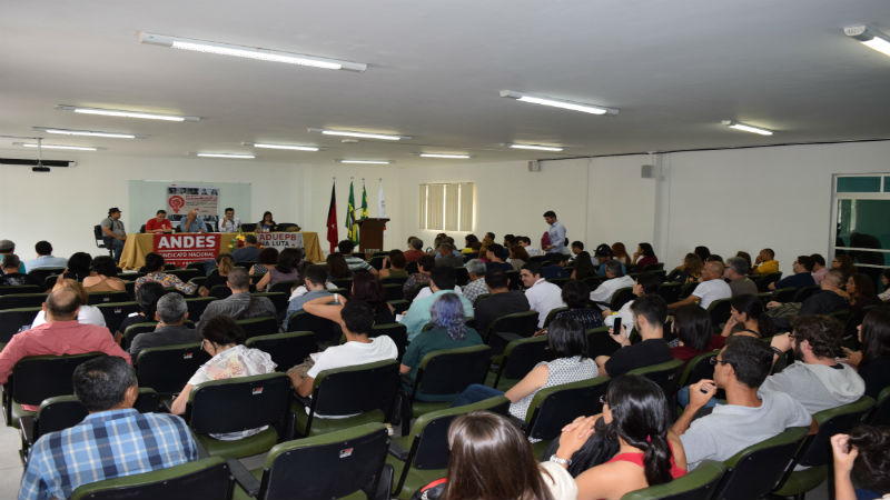 Professores aprovam um dia de paralisação por semana e assembleia permanente