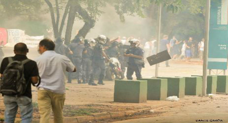 Polícia Militar de SP reprime violentamente ato contra demissões na USP