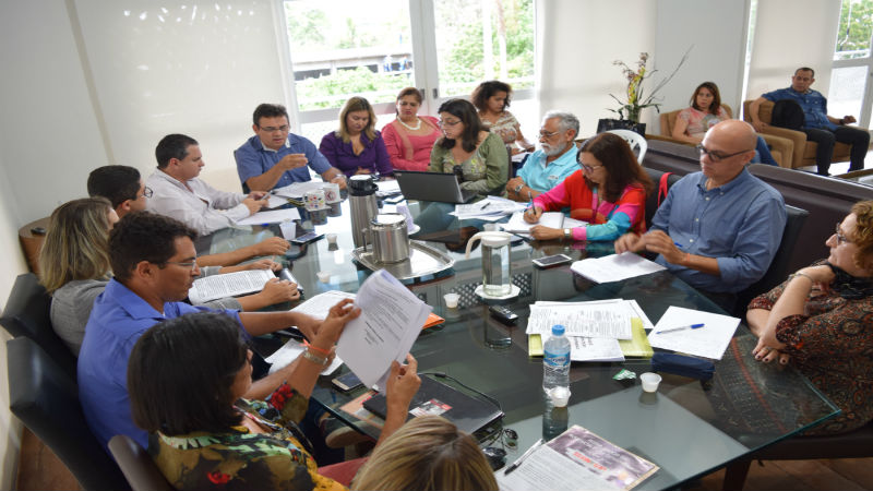 Comando de Greve começa a discutir pauta de reivindicações e fim dos contratos dos substitutos, com Reitoria.