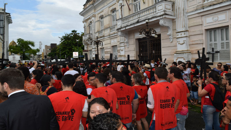 Professores, técnicos e estudantes da UEPB realizam ato em Frente ao Palácio da Redenção e cobram abertura de diálogo