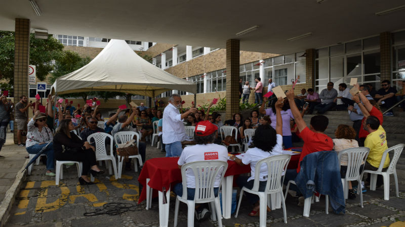 Professores da UEPB decidem permanecer em greve por tempo indeterminado