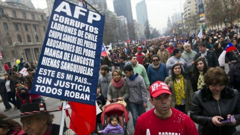 No Chile, 1° país a privatizar a Previdência, sistema entrou em crise e trabalhadores vivem com aposentadorias miseráveis