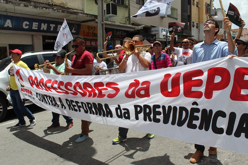 Sindicatos e movimentos sociais promovem protestos nas ruas de Campina contra a reforma da previdência