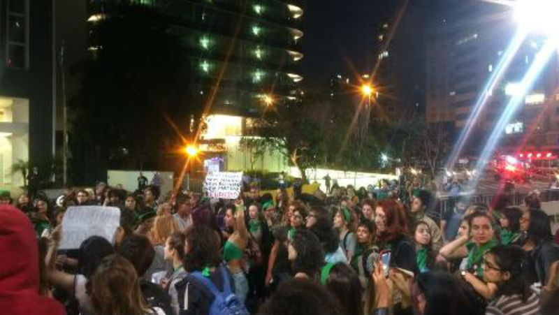 Brasileiras se espelham nas argentinas e marcham pela legalização no aborto em 7 cidades