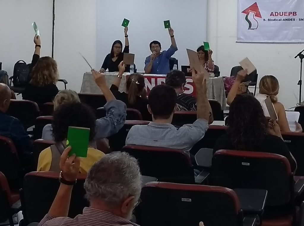 Professores da UEPB aprovam adesão à Greve Geral de sexta-feira e caravana para LDO 2020