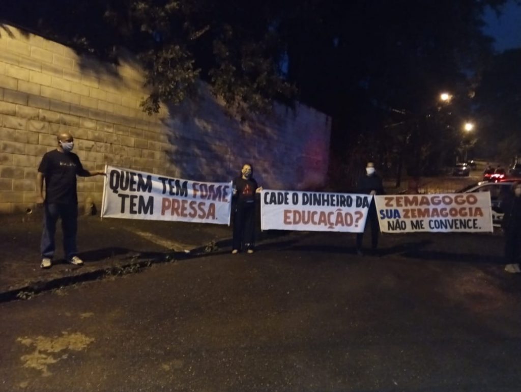 Professores da Uemg fazem protesto em frente à casa do governador de Minas