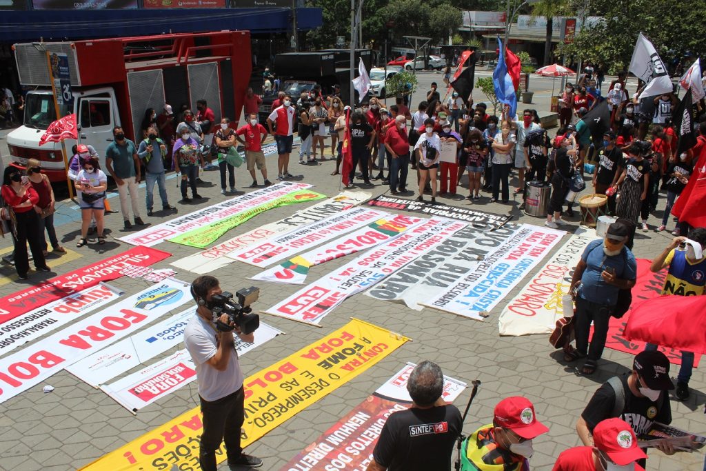 Ato Fora Bolsonaro ocupa Praça da Bandeira e faz caminhada nas ruas do Centro de CG