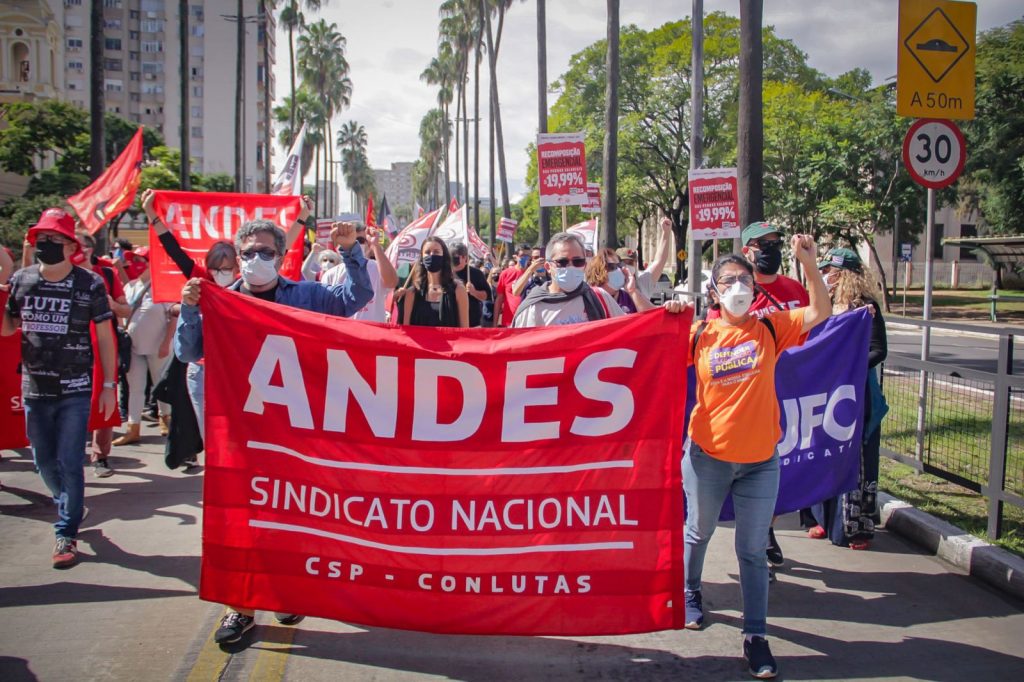 Ato “Pelas Liberdades Democráticas e em Defesa do Serviço Público” reúne milhares em Porto Alegre (RS)