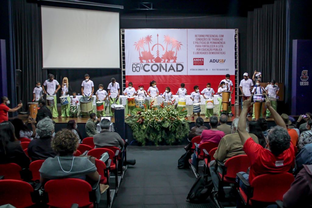 Com música e chamado ao esperançar, tem início o 65º Conad do ANDES-SN em Vitória da Conquista (BA)