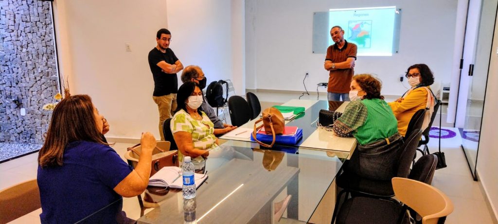 Aula presencial do curso de espanhol para os aposentados aborda aspectos culturais da Colômbia