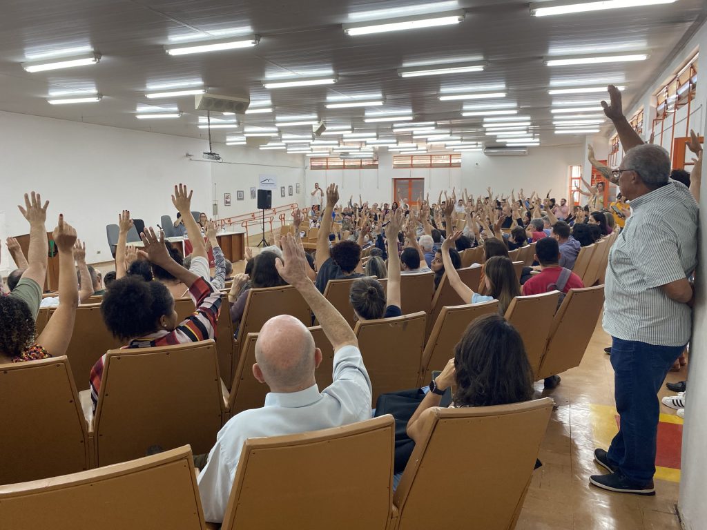 Aprovado indicativo de greve nas sete universidades estaduais do Paraná