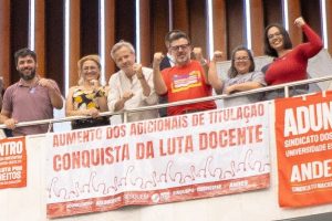 Docentes das Estaduais do Paraná conquistam aumento nos adicionais de titulação