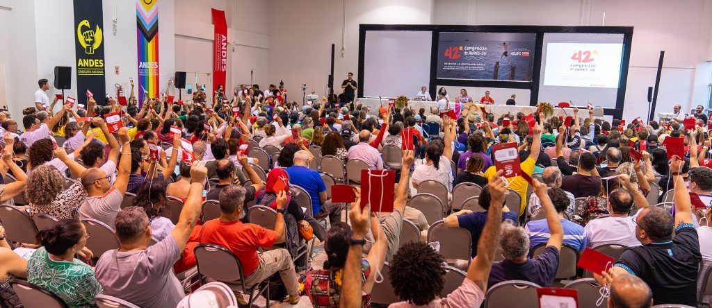 Plenária debateu conjuntura e movimento docente no primeiro dia do 42º Congresso