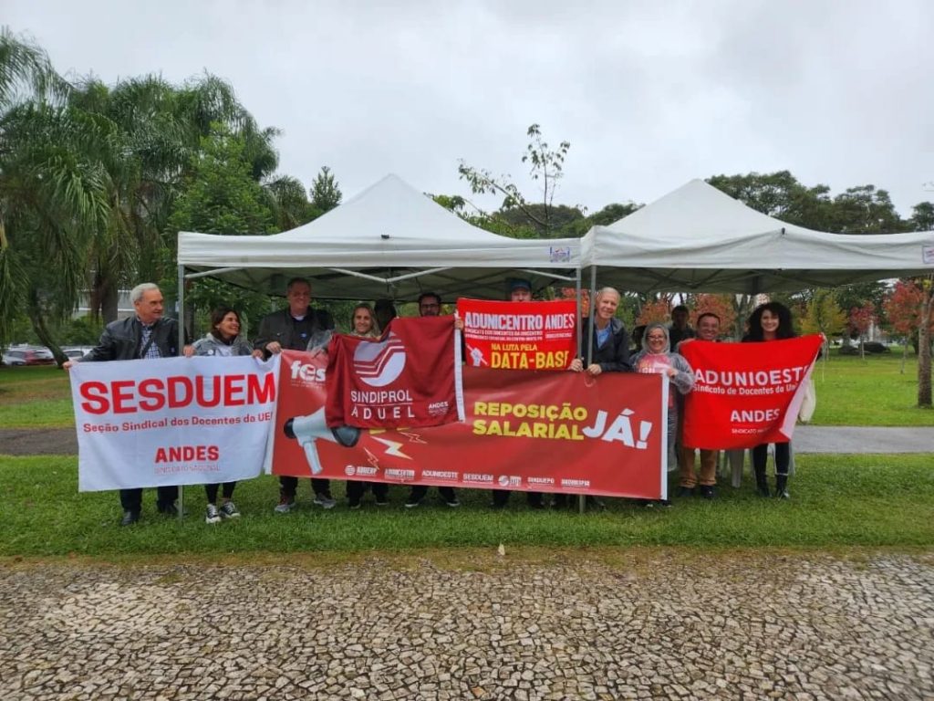 Docentes das estaduais do Paraná participam de manifestação por data-base