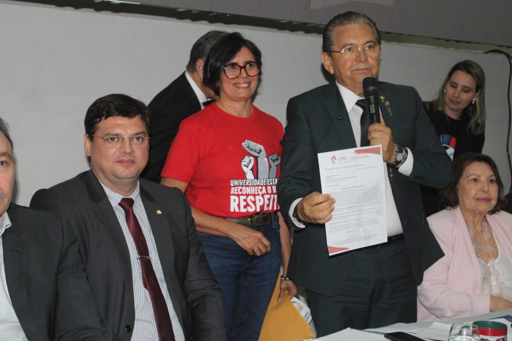 Comando de Greve da ADUEPB consegue compromisso do presidente da Assembleia Legislativa de intermediar reabertura de negociação com Governo