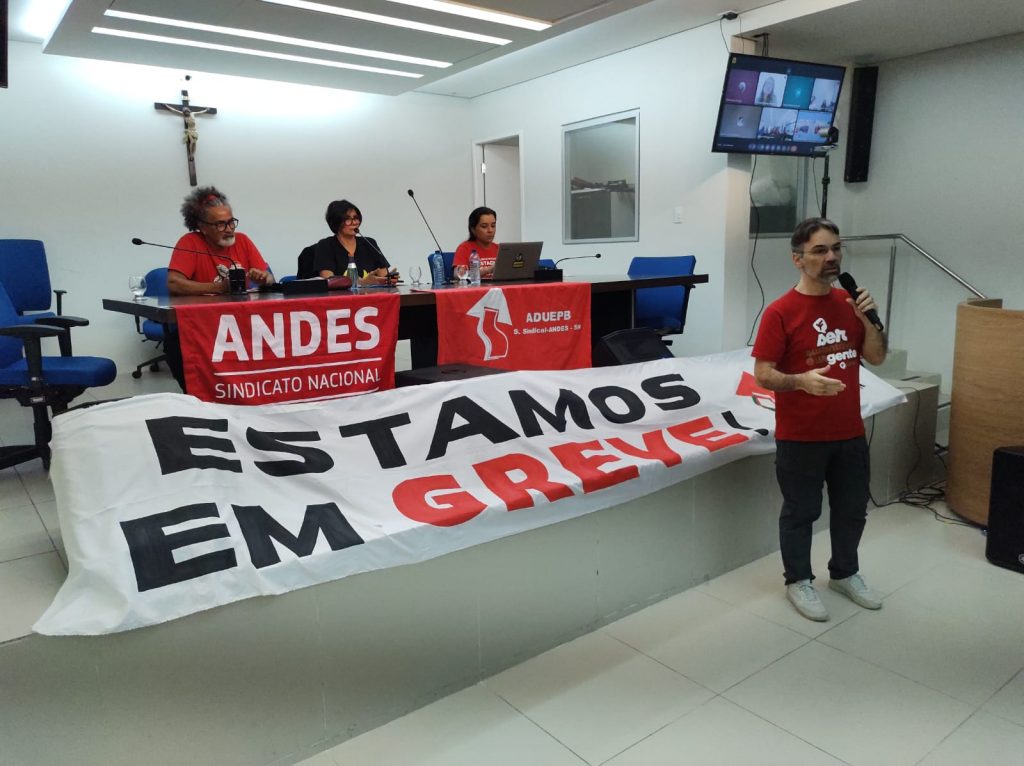 Professoras/es da UEPB realizam assembleia e mantém greve da categoria