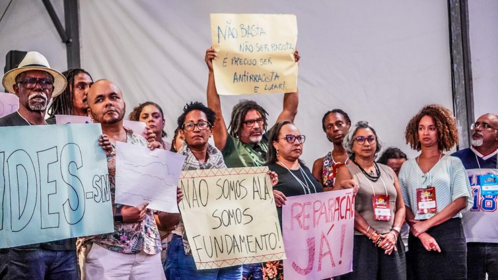 Docentes negras e negros denunciam racismo estrutural nas universidades em carta durante congresso do ANDES-SN