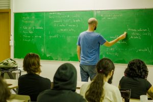 Novo Plano Nacional de Educação adia metas e pode comprometer educação pública